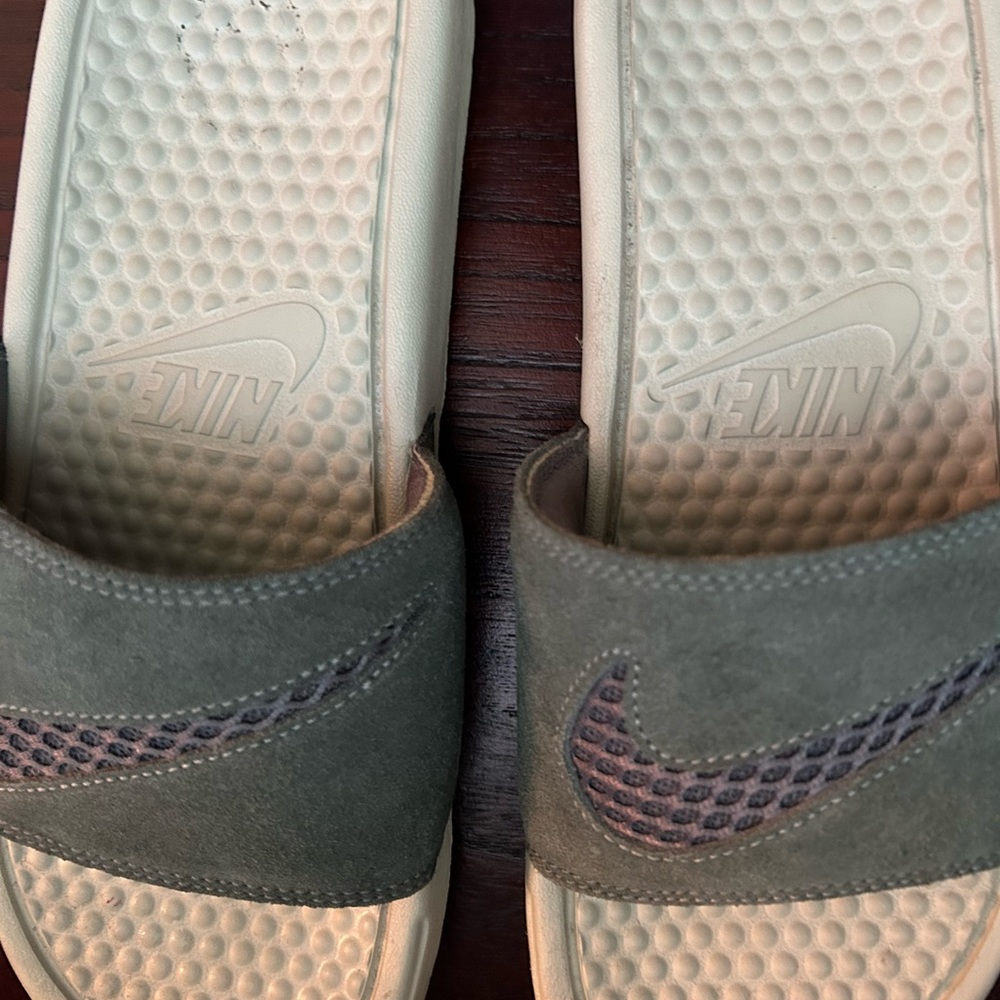 NIKE Slides - Picture 4 of 4